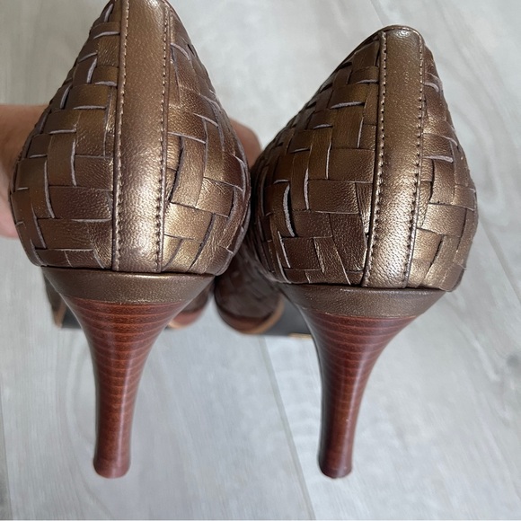 Cole Haan Gold Metallic Peep Toe Woven Pumps sz 8.5 B Leather Block Stiletto - Picture 4 of 12